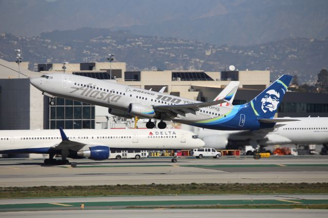 Boeing 737-700 (N248AK)