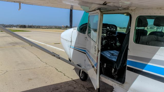 Cessna Skyhawk (4X-CGK) - Deboarding after flight 