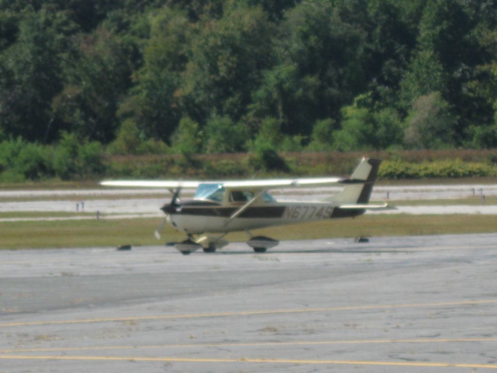 Cessna Commuter (N6774S) - Taxiing in after arriving on runway 32.