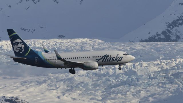 Boeing 737-700 (N612AS) - N612AS on approach to Juneau, a few minutes after N611AS landed.