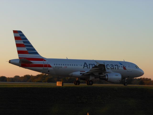 Airbus A319 (N700UW)