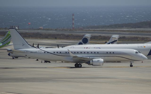 Embraer ERJ-190 (PR-LJT) - TECHNICAL scale of this beautiful aircraft, flying from RECIFE (Brazil) (Geneva) Switzerland where Aeronautics will be presented in a fair