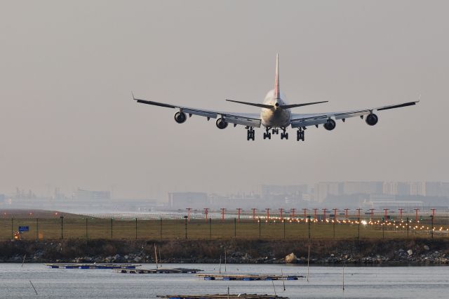 Boeing 747-400 (B-18207) - SZX 2nd Runway (016),This jumbo jet will landing soon.br /Nikon D90 + AF-S Nikkor 80-200mm f/2.8 D IF-ED