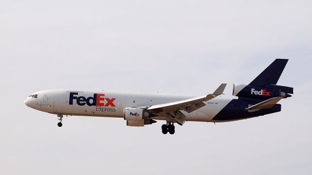 Boeing MD-11 (N586FE) - "Dylan" on final to 18R.