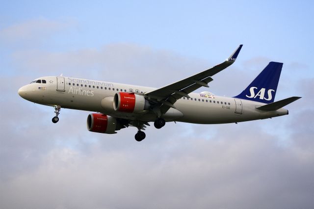 Airbus A320 (EI-SIE) - Airbus A320-251N, SAS Connect, EI-SIE, 13.Oct.2022, EGLL London Heathrow, Myrtle Ave