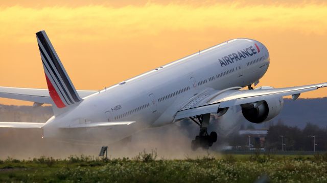 BOEING 777-300ER (F-GSQX) - Wissous. Bord de piste 24/06.