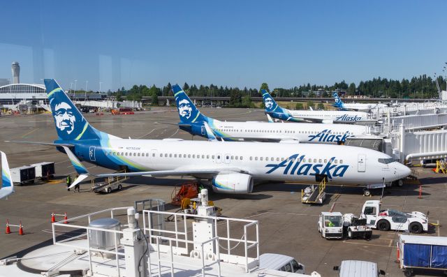 Boeing 737-900 (N238AK) - Jake Youngs, Realtor & Aviation Photographer ð©ð¸br /602.628.3487 ð±br /JakeYoungs@JakeYRealty.com ð¥br /jake.homesinphoenixazarea.com✉️