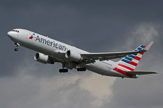 BOEING 767-300 (N394AN) - AAL55 departing to Chicago