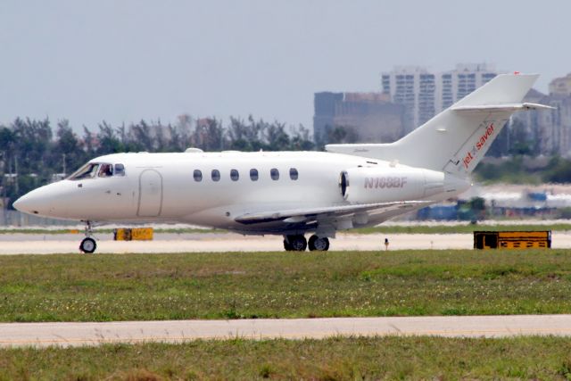 Hawker 800 (N168BF) - Lining up to depart rwy 10L on 6-May-18.