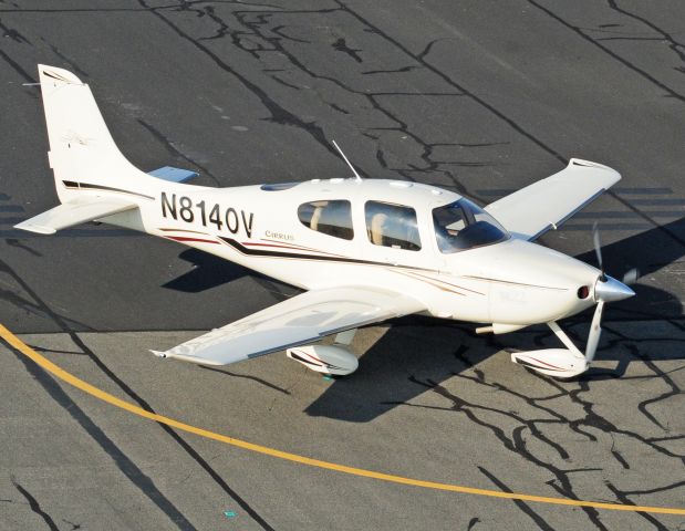 Cirrus SR-22 (N8140V) - N8140V taxiing to Gateway Air Center at Merced Regional Airport (KMCE)