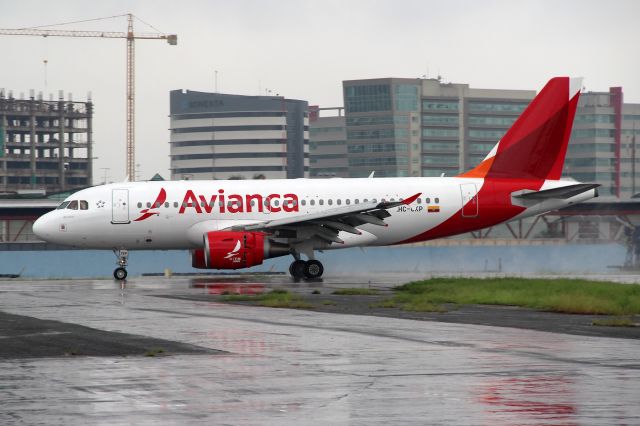 Airbus A319 (HC-CKP) - Landing on a wet runway.