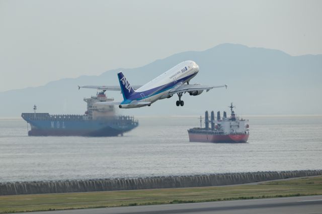 Airbus A320 (JA8400)