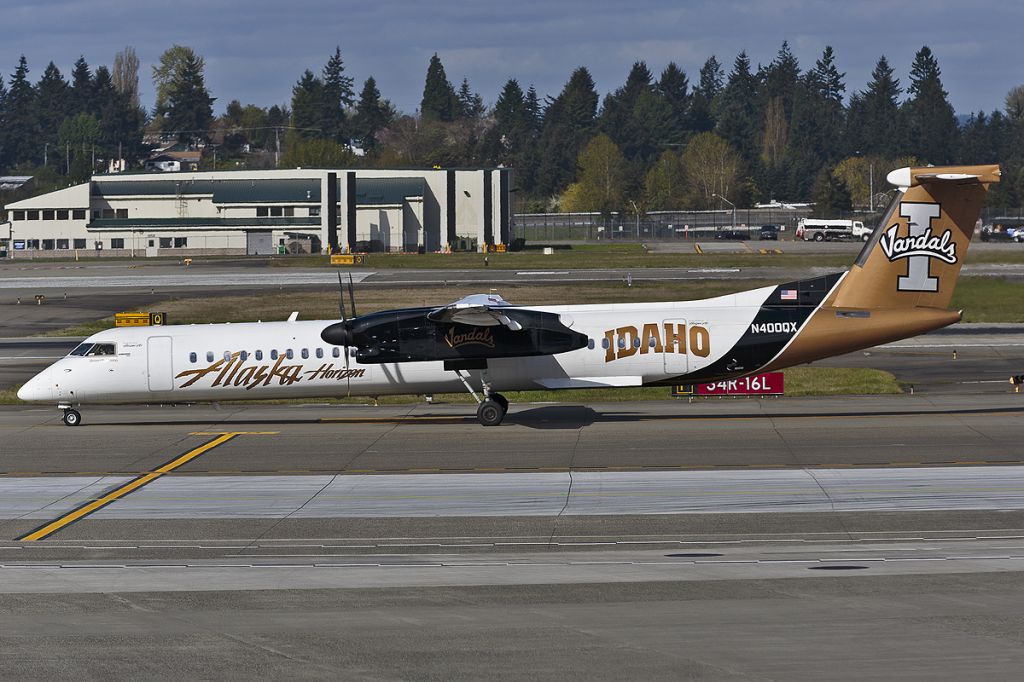 de Havilland Dash 8-400 (N400QX)
