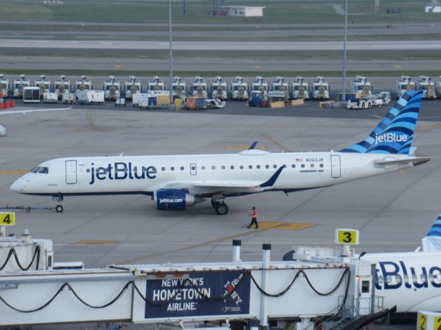 Embraer ERJ-190 (N323JB)