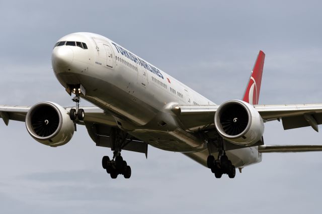 BOEING 777-300ER (TC-JJJ) - 4th August, 2024: Flight TK 1933 from Istanbul on short finals to runway 27L at London Heathrow. 