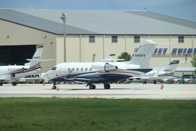 Canadair Challenger (N342FX)