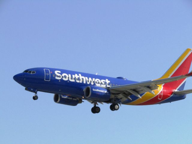 Boeing 737-700 (N271LV) - Landing RWY 30