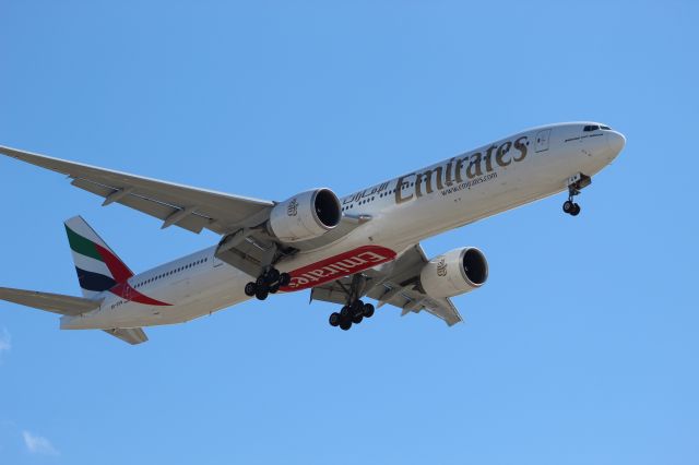 BOEING 777-300ER (A6-EGW) - Emirates 777-300ER landing on runway 28C at Chicago O'hare from Dubai