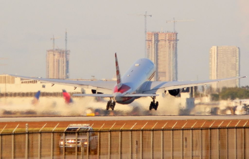 Boeing 777-200 (N783AN)
