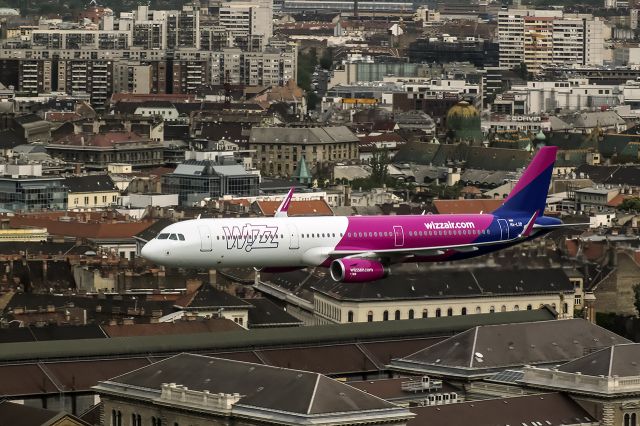 Airbus A321 (HA-LXD) - Air Show in Budapest, over the Danube.