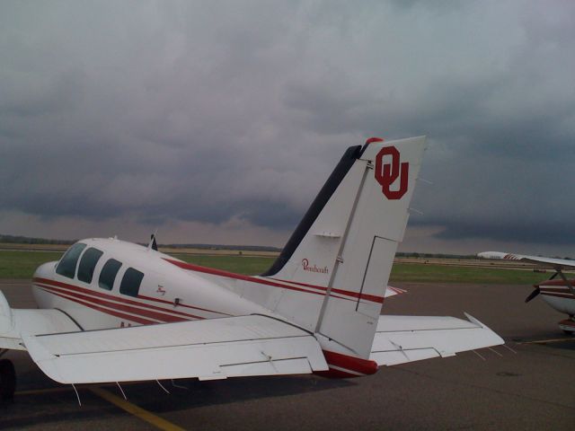 Beechcraft Baron (58) (OUA36)