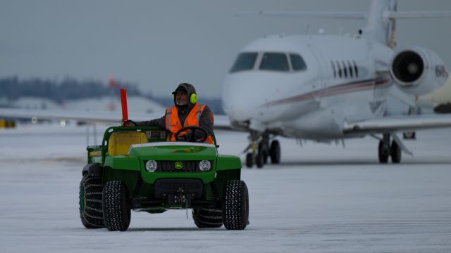 Cessna Citation Sovereign (N523QS) - Coolest line crew I've seen.