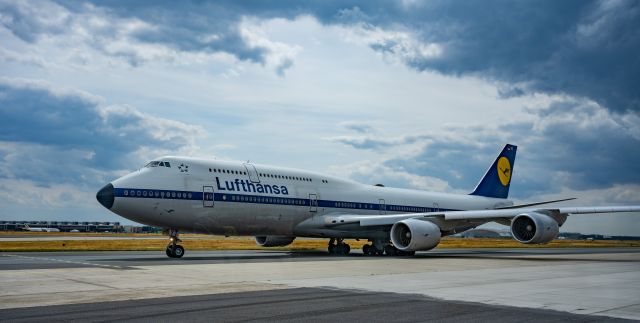 Boeing 747-200 (DLH) - driving to the start to runway 25c