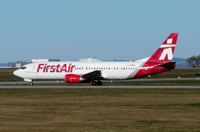 Boeing 737-200 (C-FFNM) - Leaving rwy 25 for Iqaluit.