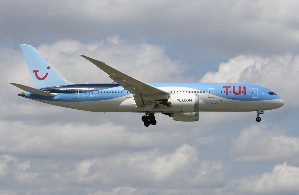 Boeing 787-8 (G-TUIF) - RWY 9L.