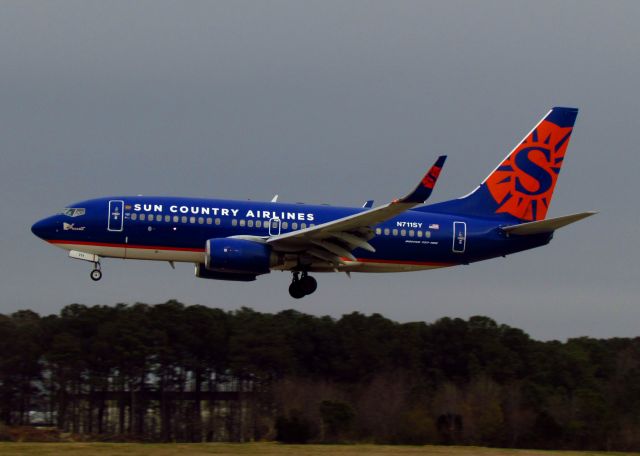 Boeing 737-700 (N711SY)