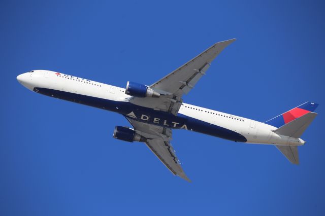 BOEING 767-400 (N833MH)