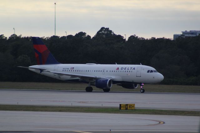 Airbus A319 (N327NB)