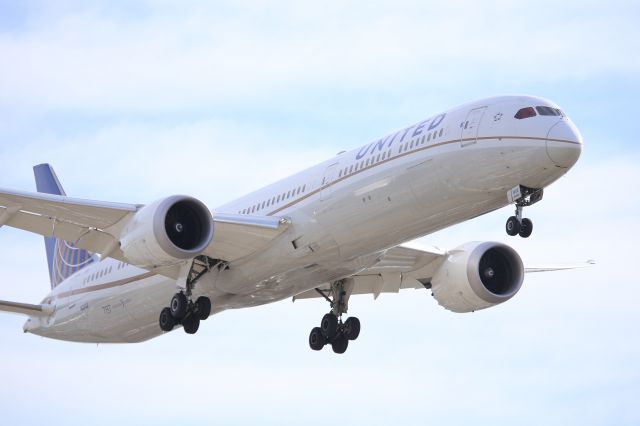 BOEING 787-10 Dreamliner (N12003)