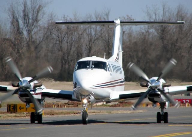 Beechcraft Super King Air 350 (N42ED) - Taxiing in after landing at Downtown Shreveport.