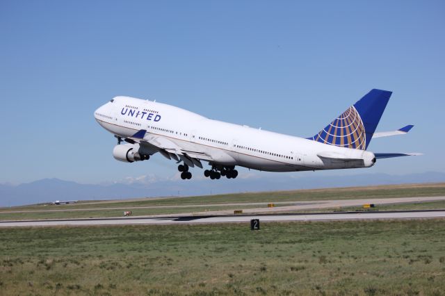 Boeing 747-400 (N128UA) - Departing runway 25 for Honolulu