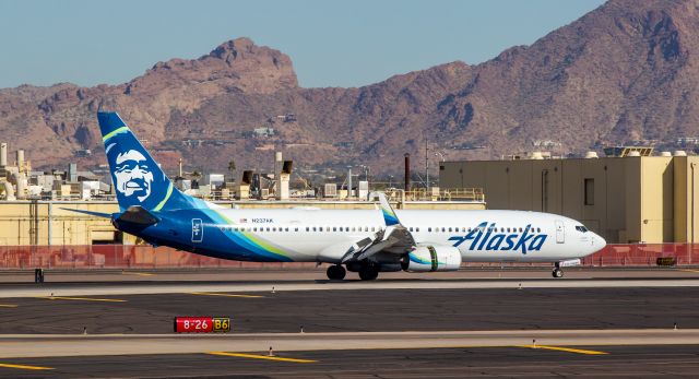 Boeing 737-900 (N237AK) - Spotted on January 07, 2021br /Spotting location: Terminal 2 parking garage