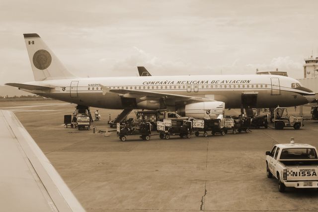 Airbus A320 (N405MX) - Retro jet spotted in 2005. The former Mexicana.