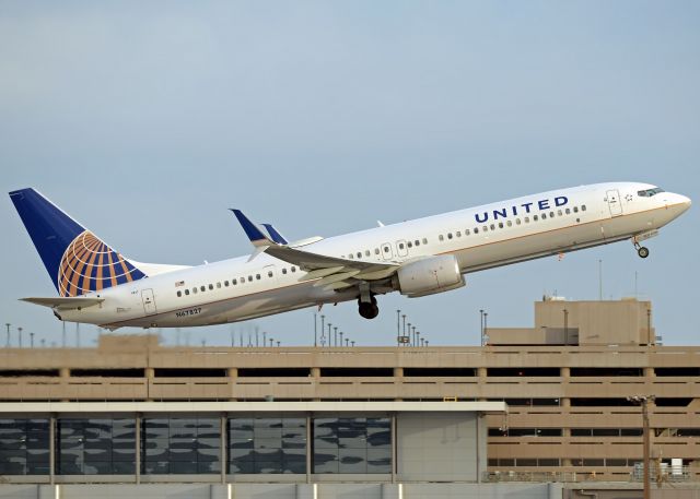 Boeing 737-900 (N67827)