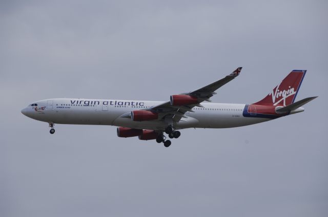 Airbus A340-300 (G-VSEA) - Final Approach to Narita Intl Airport R/W34L on 2009/12/31