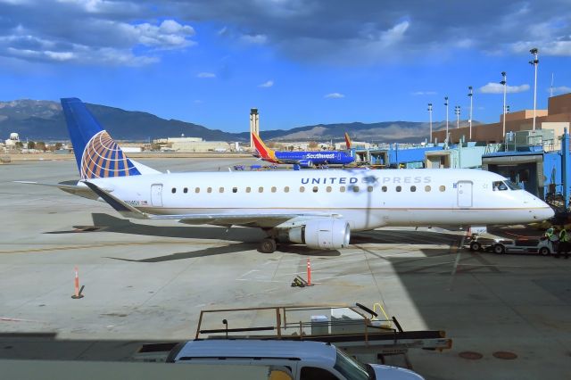 Embraer 175 (N114SY)