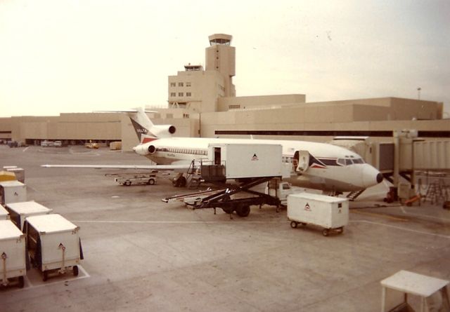 BOEING 727-200 (N544DA) - KSFO - Old workhorse, Delta 727-232/Adv at SFO getting refueled and loaded with food for the trip to Salt Lake City. Rare photo in this paint job.cn 22493/ln 1741