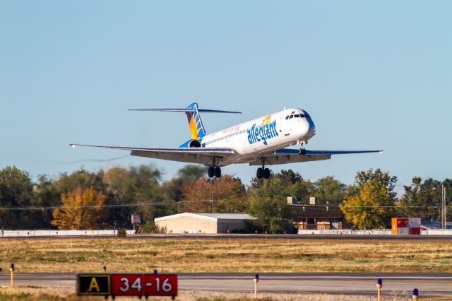 McDonnell Douglas MD-83 (N421NV)