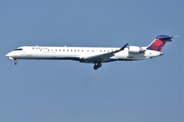 Canadair Regional Jet CRJ-700 (N320PQ)