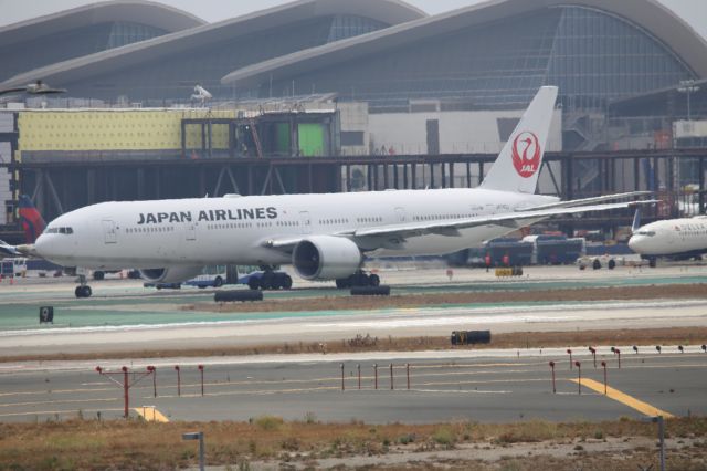 BOEING 777-300ER (JA743J)