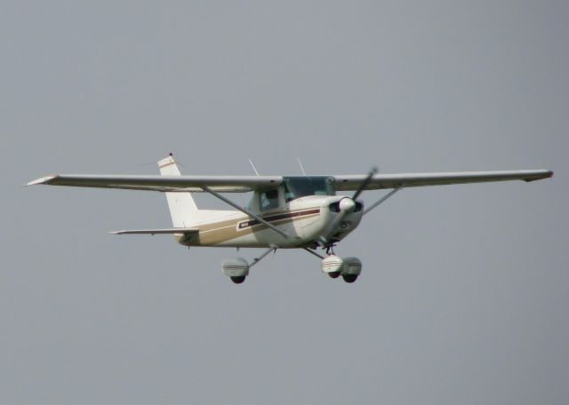 Cessna Skyhawk (N4860B) - Landing on runway 14 at the Shreveport Downtown airport.