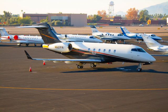 Bombardier Challenger 300 (N527FX)