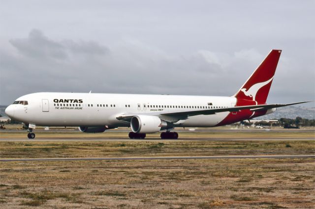Airbus A330-300 (VH-OGO) - QANTAS - BOEING 767-338/ER - REG : VH- OGO (CN 25577/550) - ADELAIDE INTERNATIONAL AIRPORT SA. AUSTRALIA - YPAD 28/5/1998