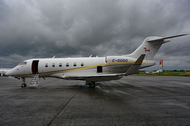 Bombardier Challenger 300 (C-GDGO)