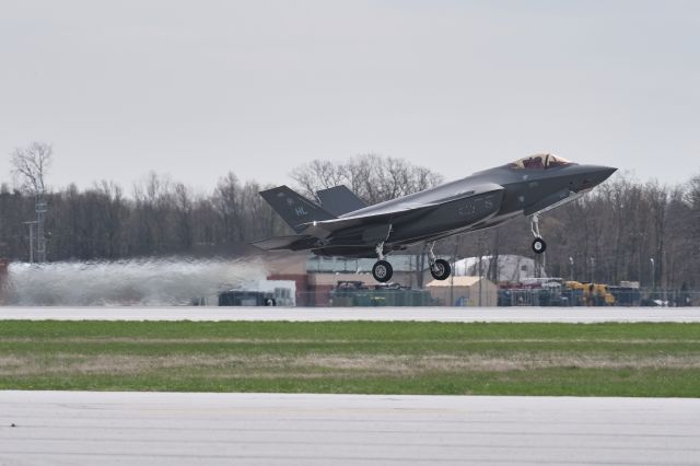 Lockheed F-35C (15-5162) - Surprise visitor F-35A 15-5162 departing Runway 25 at TOL on 4/24/19. 