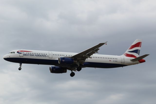 Airbus A321 (G-EUXI) - A British Airways A321 on final approach into LHR, Landing on runway 27L.br /br /Location: Myrtle Ave.br /Date: 04.08.22 (dd/mm/yy).